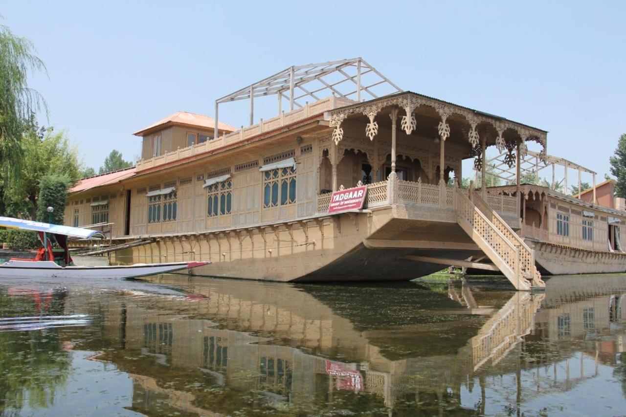 ホテル Yadgaar Houseboats Srīnagar エクステリア 写真