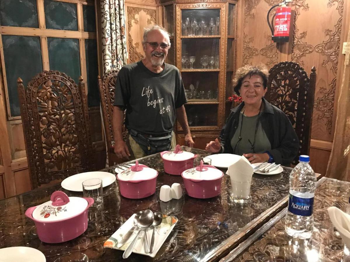 ホテル Yadgaar Houseboats Srīnagar エクステリア 写真