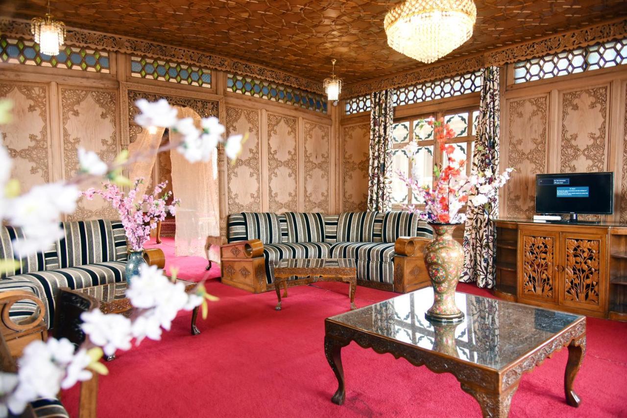 ホテル Yadgaar Houseboats Srīnagar エクステリア 写真