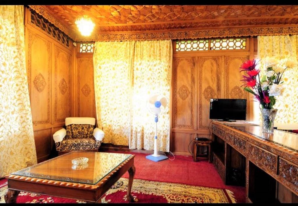ホテル Yadgaar Houseboats Srīnagar エクステリア 写真