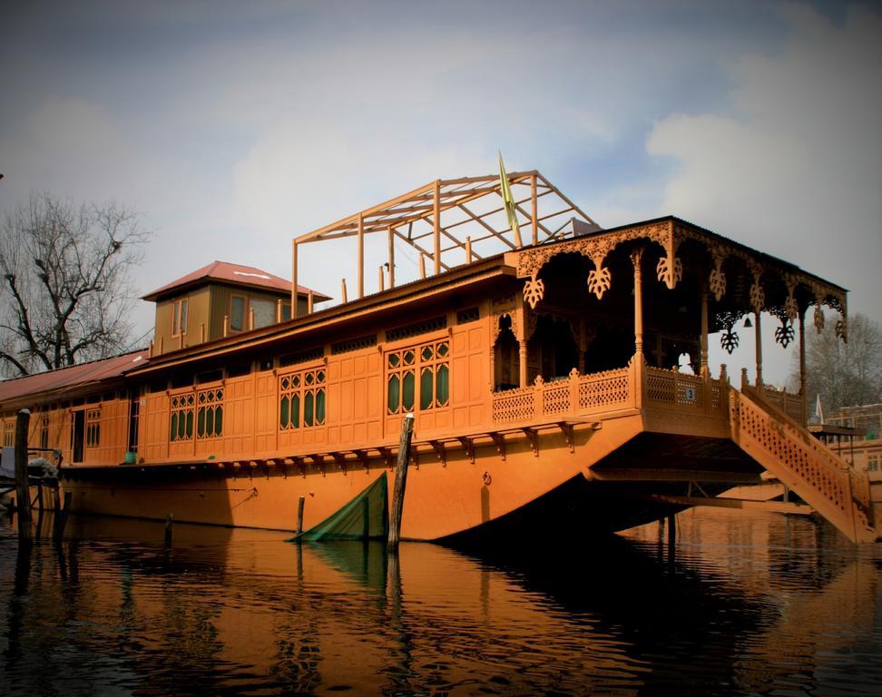ホテル Yadgaar Houseboats Srīnagar エクステリア 写真