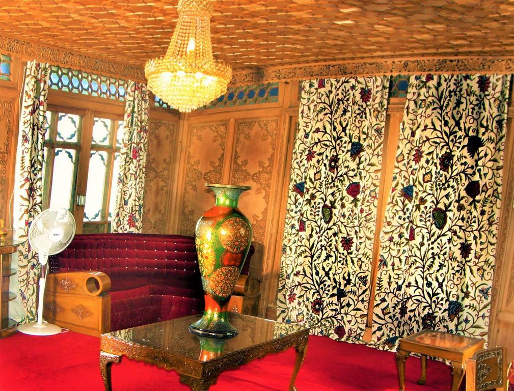 ホテル Yadgaar Houseboats Srīnagar エクステリア 写真