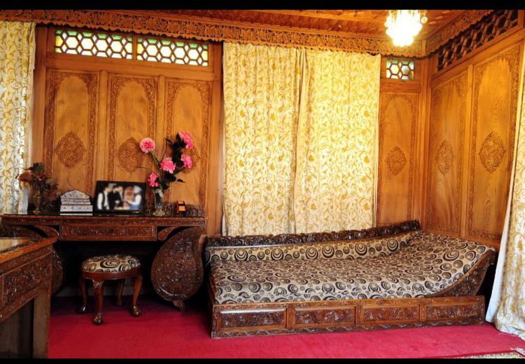 ホテル Yadgaar Houseboats Srīnagar エクステリア 写真