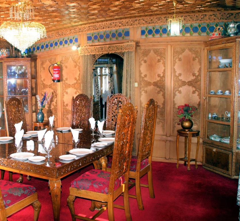 ホテル Yadgaar Houseboats Srīnagar エクステリア 写真