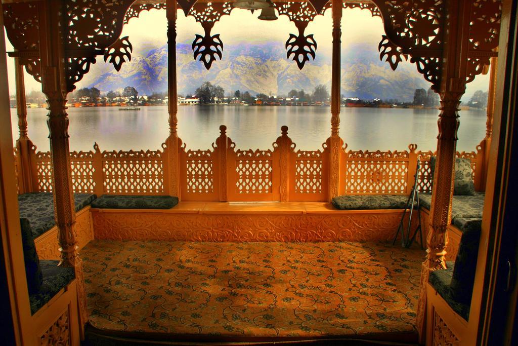 ホテル Yadgaar Houseboats Srīnagar エクステリア 写真