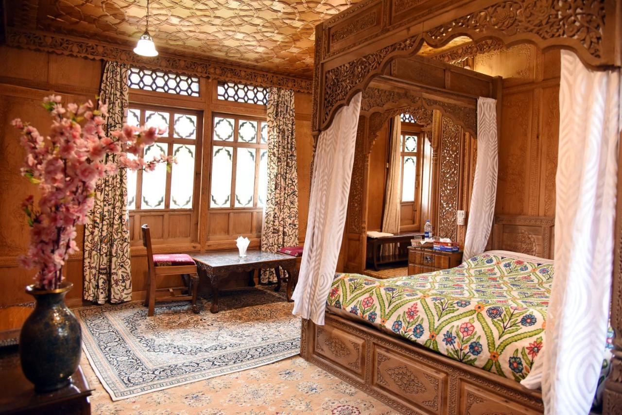 ホテル Yadgaar Houseboats Srīnagar エクステリア 写真