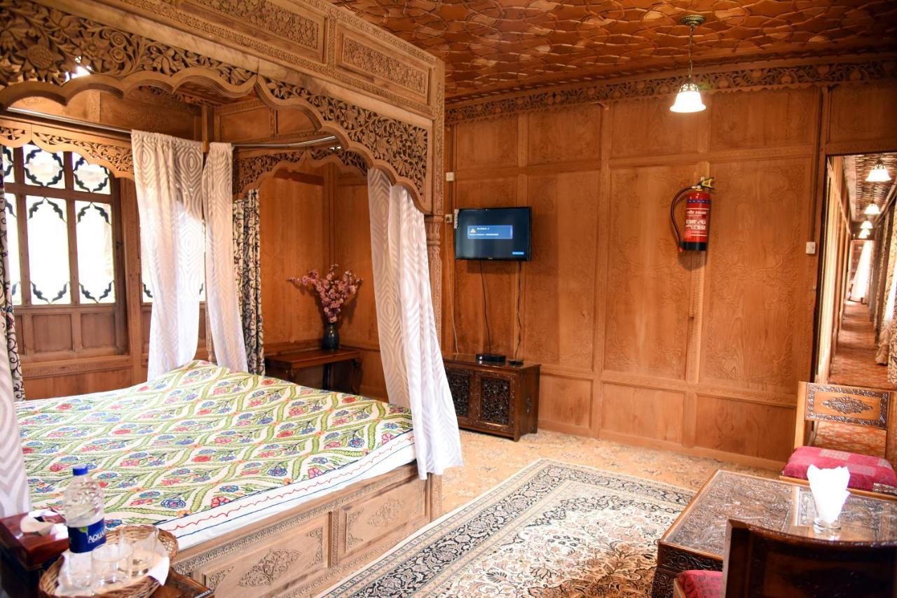 ホテル Yadgaar Houseboats Srīnagar エクステリア 写真