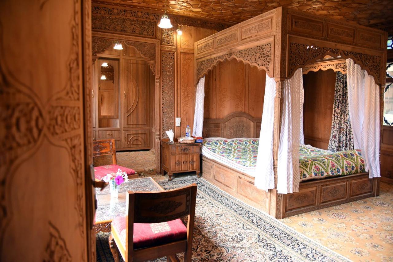 ホテル Yadgaar Houseboats Srīnagar エクステリア 写真