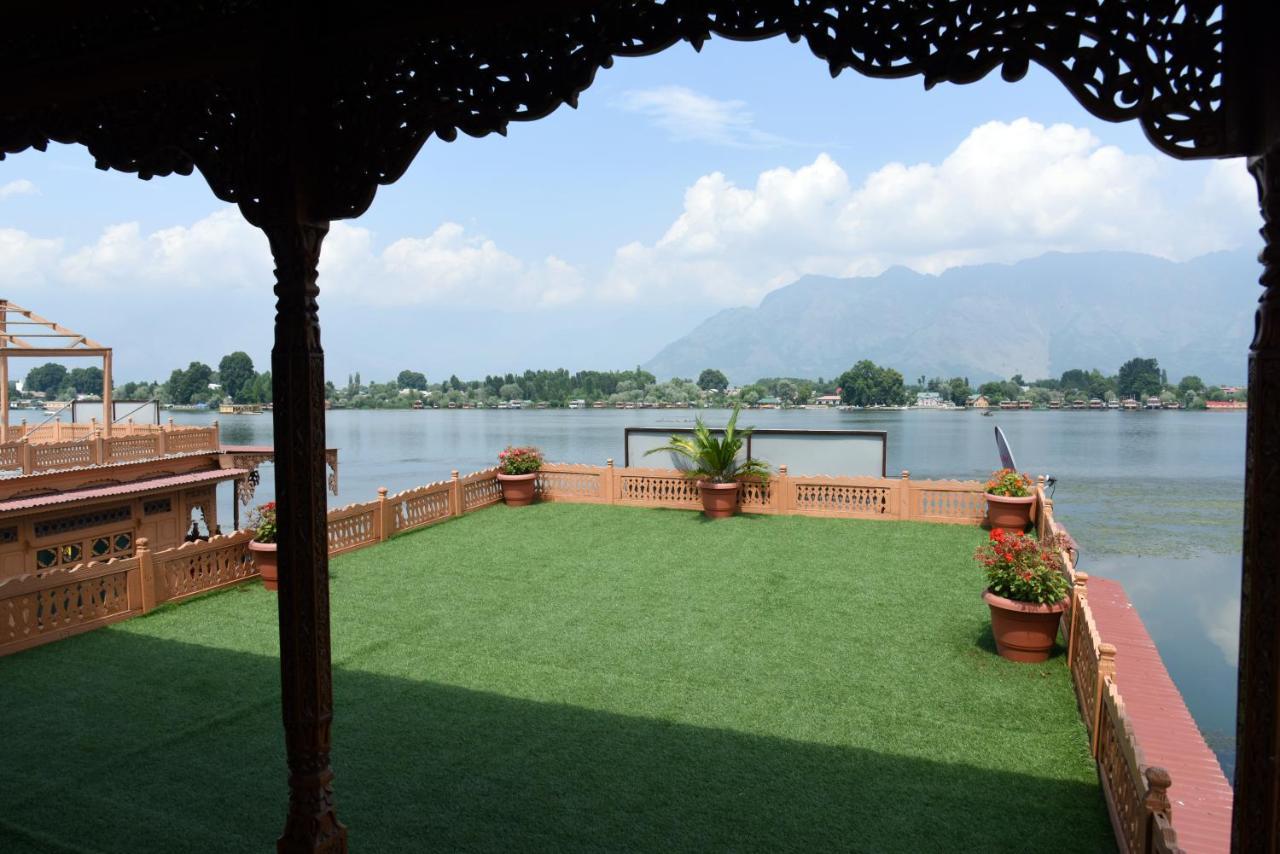 ホテル Yadgaar Houseboats Srīnagar エクステリア 写真