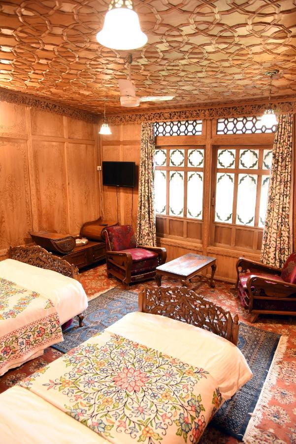 ホテル Yadgaar Houseboats Srīnagar エクステリア 写真