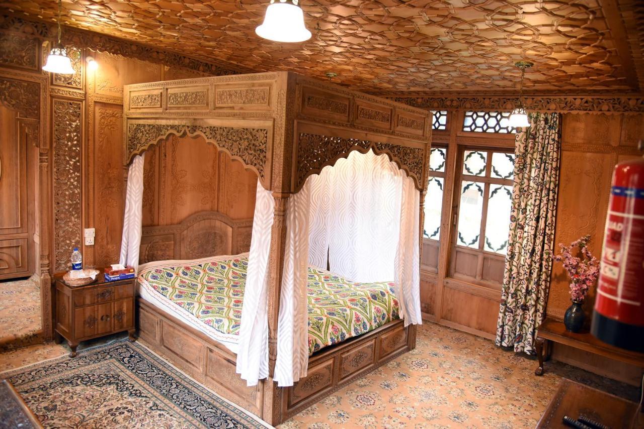 ホテル Yadgaar Houseboats Srīnagar エクステリア 写真