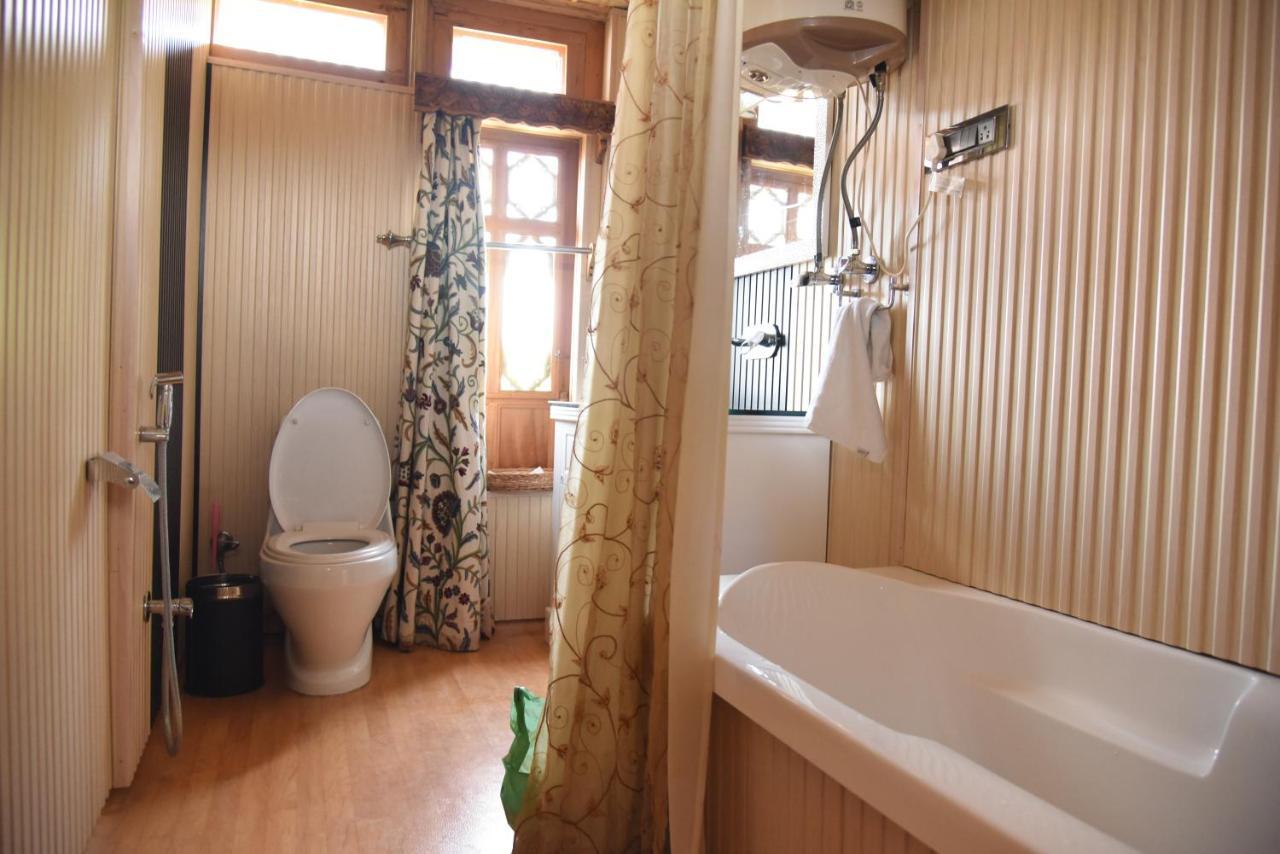 ホテル Yadgaar Houseboats Srīnagar エクステリア 写真