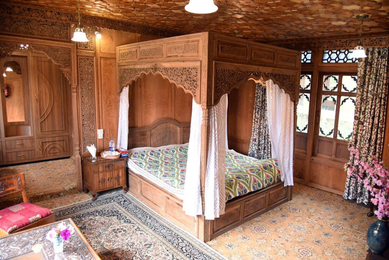 ホテル Yadgaar Houseboats Srīnagar エクステリア 写真